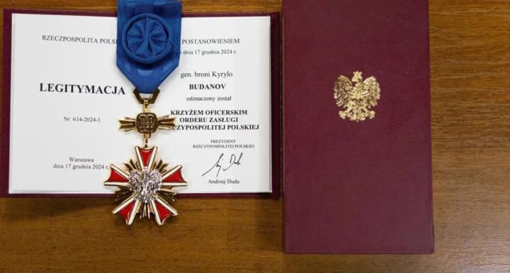budanov-received-a-gold-cross-from-the-president-of-poland