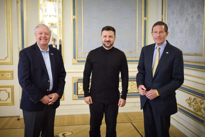 rf-robyt-z-dyplomatii-posmikhovysko-potriben-tysk-sanktsiiamy-zelenskyi-zustrivsia-z-senatoramy-hremom-ta-bliumentalem