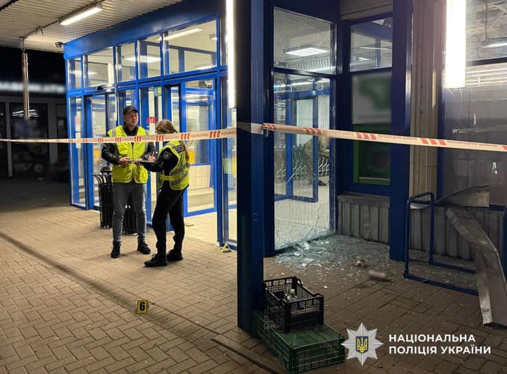 in-zhytomyr-an-unknown-person-threw-a-grenade-at-people-near-a-supermarket-there-are-wounded