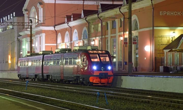 dvi-katastrofy-na-zaliznytsi-v-rf-ye-zahybli-ta-poraneni-u-brianskii-ta-kurskii-oblastiakh-u-roszmi-pyshut-pro-vybukhovi-prystroi