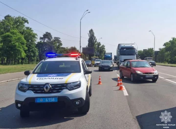 v-kieve-vozle-metro-lesnaya-zagorelas-marshrutka-dvizhenie-transporta-zatrudneno