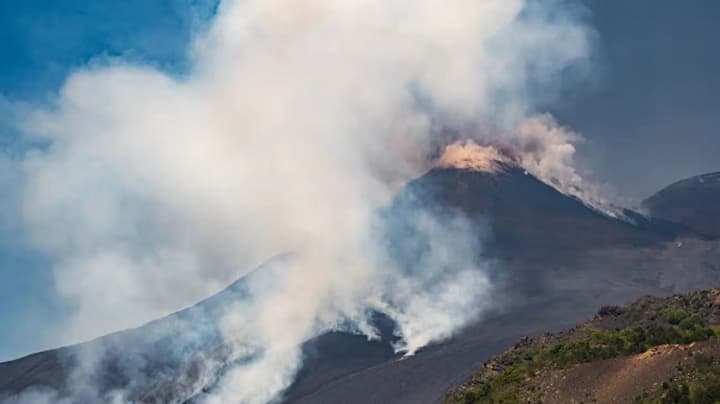 na-etni-zafiksovano-novyi-potik-lavy-ta-zrostannia-seismichnoi-aktyvnosti-zmi