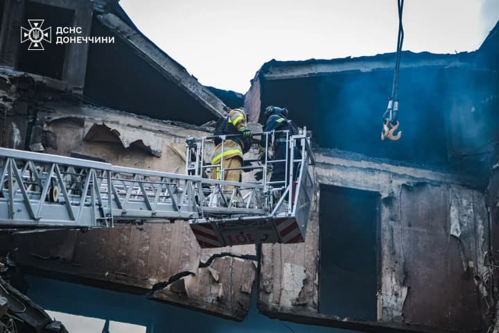 udar-rf-po-pyatietazhke-v-donetskoi-oblasti-spasateli-obnaruzhili-fragmenti-tel-i-peredali-ikh-na-ekspertizu