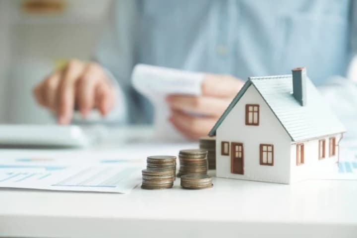 subsydii-ta-pilhy-na-komunalku-v-chomu-riznytsia-mizh-vydamy-dopomohy