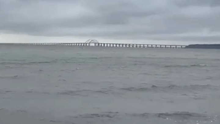 kerchenskii-most-zakrili-na-bolee-25-chasov-posle-nochnikh-vzrivov-chto-izvestno