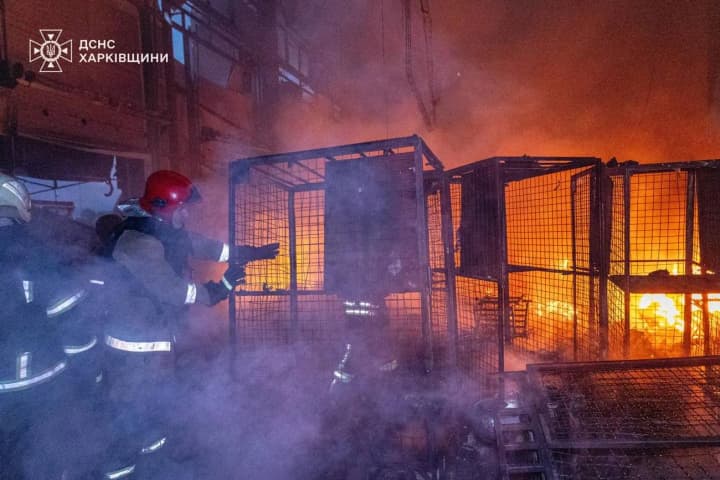 pod-kharkovom-rf-raketoi-i-dronami-atakovala-pochtovii-terminal-voznik-pozhar