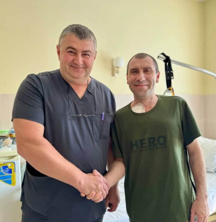 operatsiya-na-grani-vozmozhnogo-vrachi-tsentra-shalimova-spasli-boitsa-s-probitim-legkim