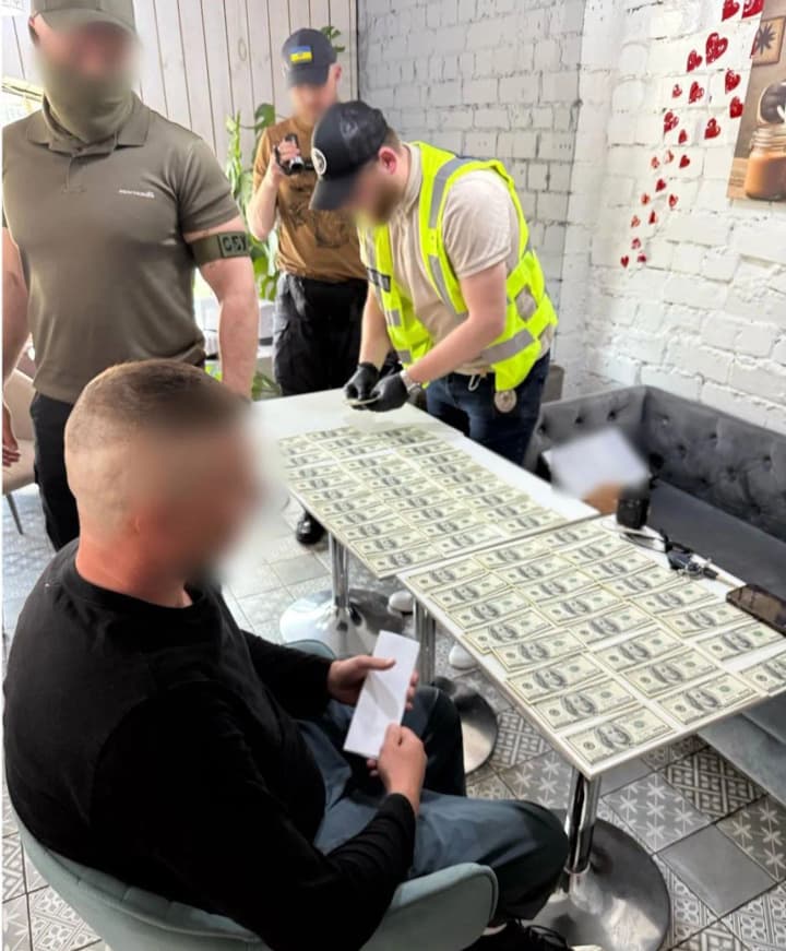 v-kieve-chinovnik-za-dollar12-tis-pomog-uklonitsya-ot-mobilizatsii-detali