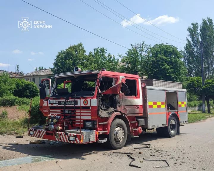 okupanty-znovu-obstrilialy-riatuvalnykiv-na-zaporizhzhi-poshkodzheno-avto