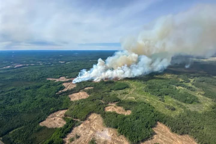 situatsiya-s-lesnimi-pozharami-v-alberte-stabilizirovalas-blagodarya-izmeneniyu-atosfernogo-fronta