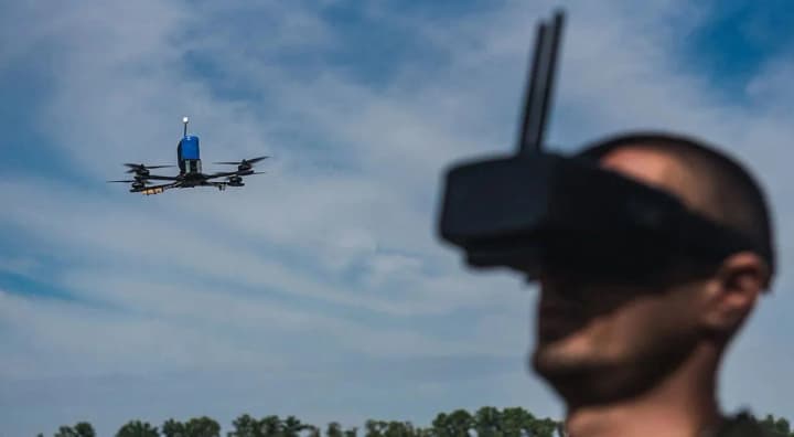 rada-skhvalyla-podatkovi-ta-mytni-pilhy-dlia-vyrobnykiv-droniv-na-optovolokni