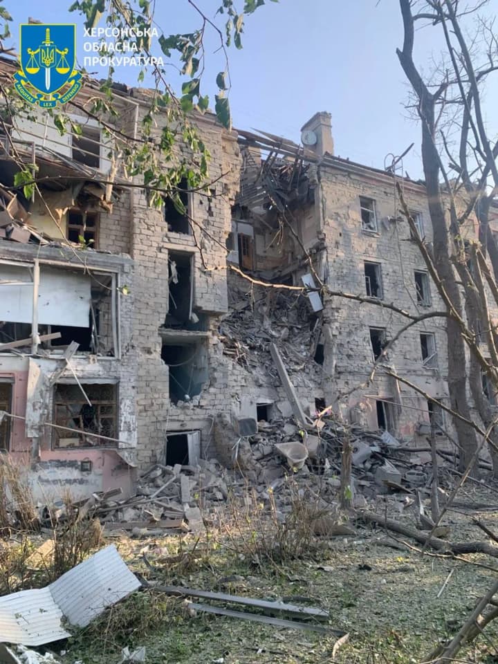 the-russians-launched-an-air-strike-on-kherson-in-the-morning-there-are-wounded