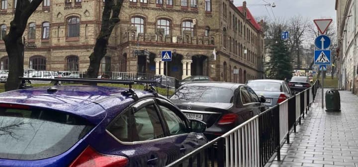 ne-zupynyvsia-pid-chas-khvylyny-movchannia-u-lvovi-oshtrafuvaly-vodiia