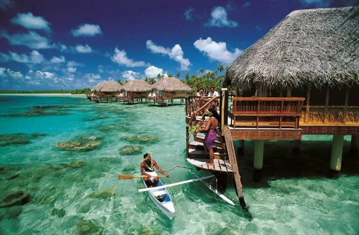 cherez-taryfy-ta-zaiavy-trampa-kanadski-turysty-obyraiut-karyby-yevropu-ta-meksyku-bloomberg