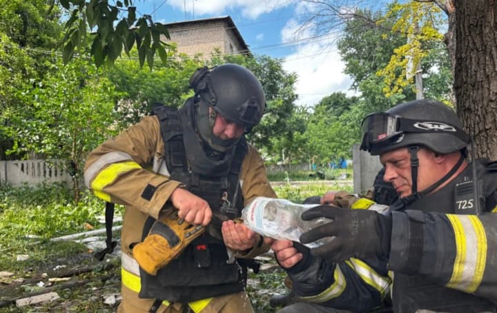 in-rodynske-donetsk-region-state-emergency-service-fighters-rescued-a-defenseless-chick-that-fell-from-its-nest-due-to-an-explosion