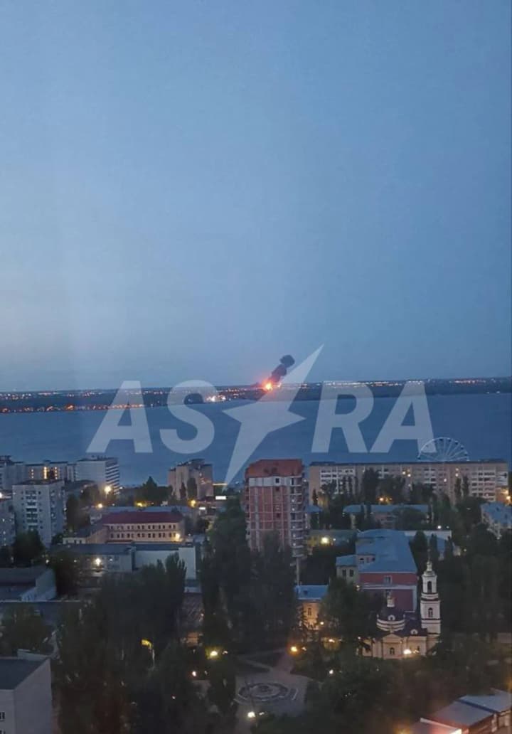 nochnaya-ataka-dronov-v-rf-soobshchayut-o-goryashchei-neftebaze-v-engelse-i-porazhenii-zavoda-progress