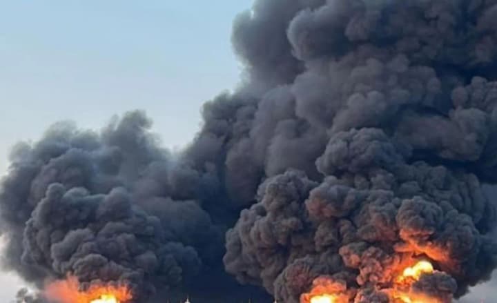 v-rossii-gorit-neftebaza-kotoraya-obespechivaet-toplivom-voennie-samoleti-ob-etom-svidetelstvuyut-snimki-so-sputnika