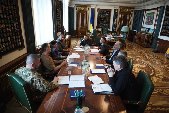 oboronnaya-podderzhka-sanktsii-protiv-rf-diplomaticheskie-perspektivi-zelenskii-zaslushal-doklad-ukrainskoi-komandi-po-vizitu-v-ssha