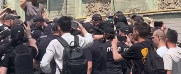 u-kyievi-stalasia-shtovkhanyna-z-politsiieiu-pered-kyivpraid-park-pravookhorontsi-zatrymaly-protyvnykiv-aktsii