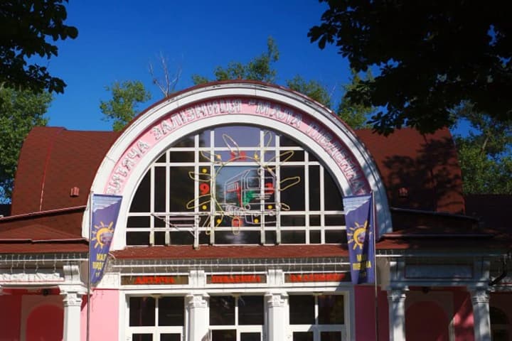 udar-po-kharkovu-povrezhdeno-zdanie-detskoi-zheleznoi-dorogi-kolichestvo-ranenikh-vozroslo-do-10