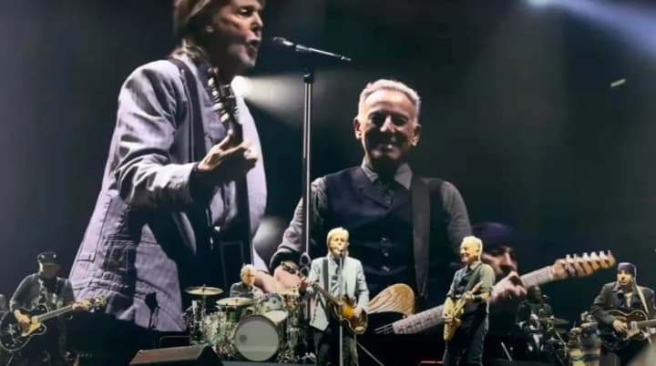 bryus-springstin-i-pol-makkartni-vmeste-na-stsene-v-liverpule