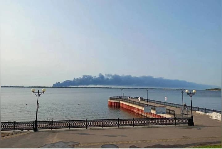 v-rossiiskom-engelse-tretii-den-gorit-neftebaza-posle-ataki-ukrainskikh-bpla