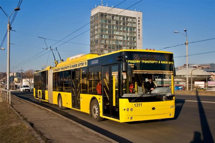 trolleybus-traffic-which-was-limited-due-to-the-russian-shelling-has-been-restored-in-kyiv