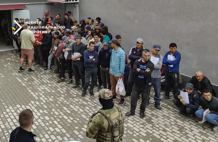 in-mariupol-the-occupiers-are-organizing-raids-on-ukrainians-without-a-russian-passport-cns