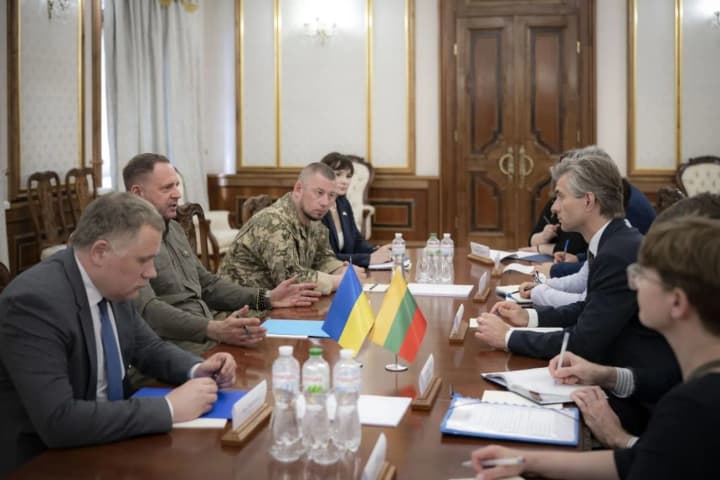 vazhlyvo-shchob-18-i-paket-yes-sanktsii-vkliuchav-obmezhennia-proty-bankivskoho-i-enerhosektoriv-rf-yermak-zustrivsia-z-hlavoiu-mzs-lytvy