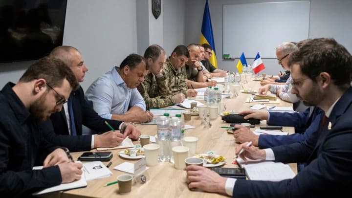 frantsiya-predlozhila-ukraine-novie-varianti-finansirovaniya-oruzhiya-detali-ot-minoboroni