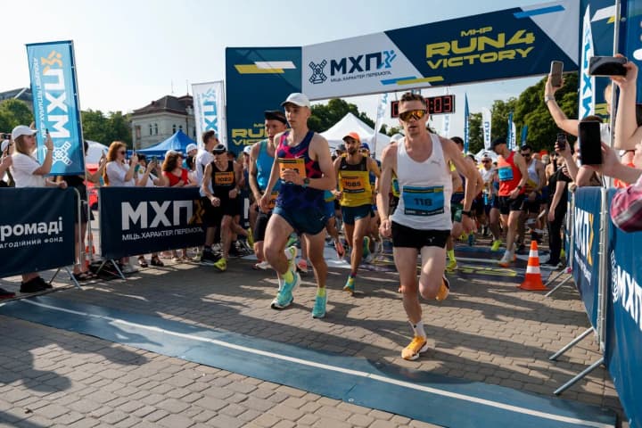 1100-uchasnykiv-maizhe-900-000-hrn-donativ-u-ternopoli-vidbuvsia-blahodiinyi-napivmarafon-mhp-run4victory-na-pidtrymku-44-i-bryhady