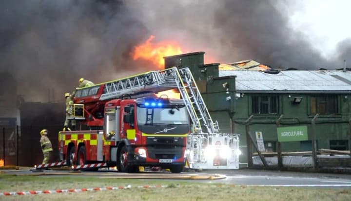 v-severnoi-irlandii-vspikhnuli-besporyadki-iz-za-veroyatnogo-iznasilovaniya-devochki-v-gorode-ballimena