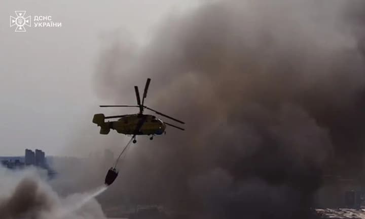 russias-night-attack-on-kyiv-the-state-emergency-service-showed-how-they-are-eliminating-the-consequences-with-the-help-of-boats-and-helicopters-of-the-defence-intelligence-of-ukraine