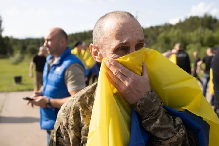 ukraine-has-not-forgotten-us-the-first-emotions-of-the-released-ukrainian-prisoners-on-their-native-land