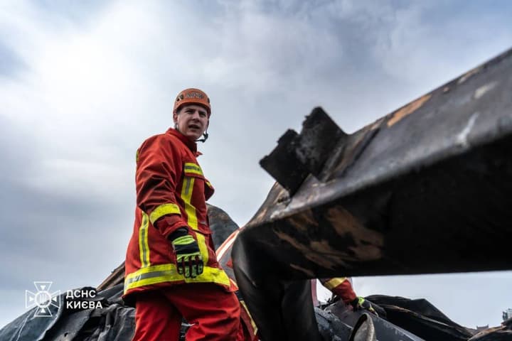 rabotali-bolee-chetirekhsot-spasatelei-v-kieve-zavershili-likvidatsiyu-posledstvii-ataki-10-iyunya