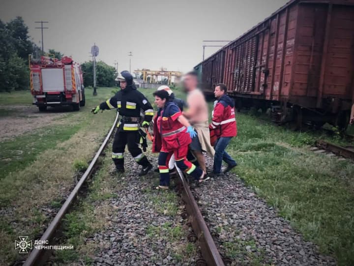 ne-mesto-dlya-igr-v-chernigovskoi-oblasti-detei-porazilo-tokom-na-krishe-vagona