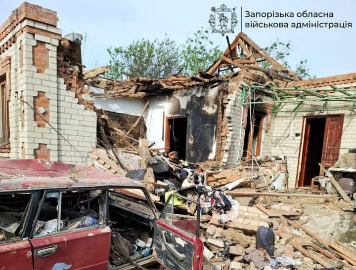ataka-voroha-po-zaporizhzhiu-ye-poraneni-poshkodzheni-budynky-ta-avto