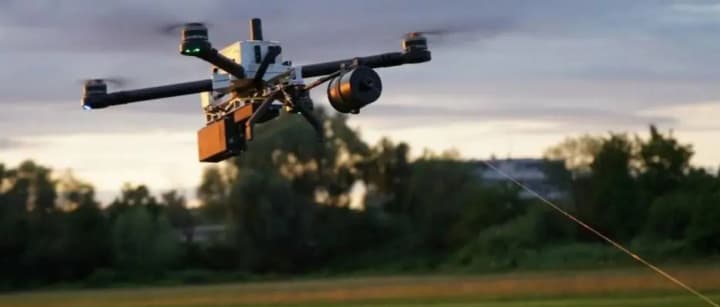 zelenskyi-pidpysav-zakony-yaki-zvilniaiut-optovolokno-dlia-droniv-vid-mytnykh-platezhiv