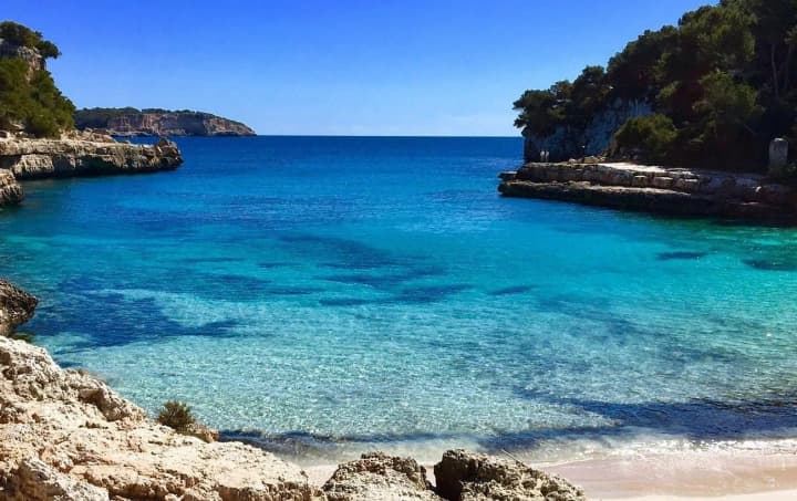 taiemnyche-znyknennia-u-bukhti-na-maiortsi-shukaiut-znyklu-paru-vidpochivalnykiv-ale-natrapyly-na-nespodivane-vidkryttia