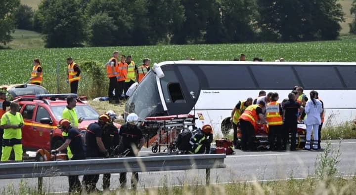 vo-frantsii-proizoshlo-dtp-s-avtobusom-kotorii-perevozil-ukraintsev-v-tom-chisle-detei-mid-ukraini-otreagirovalo