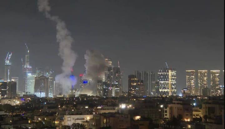 izrail-pid-raketnym-udarom-iranu-v-tel-avivi-vydno-dym-pislia-raketnykh-udariv