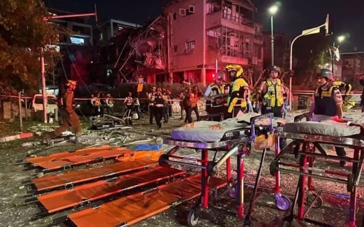 u-tsakhal-otsiniuiut-shcho-iran-vypustyv-150-balistychnykh-raket-po-izrailiu-kilkist-poranenykh-zrosla-do-15