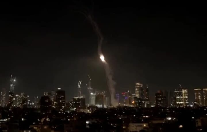iran-vnochi-atakuvav-izrail-desiatkamy-raket-vybukhy-v-tel-avivi-ta-yerusalymi