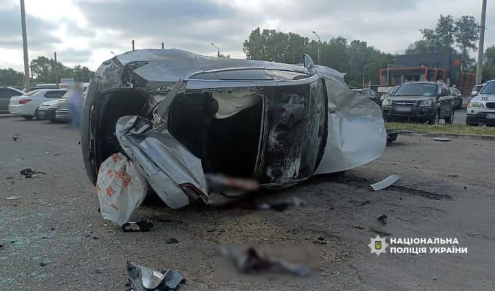 in-poltava-a-tesla-crashed-into-a-parking-lot-five-people-were-injured