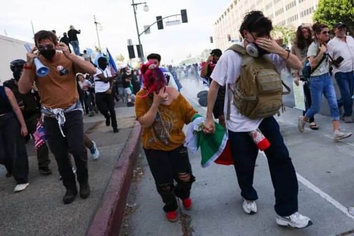 u-los-andzhelesi-politsiia-zastosuvala-slozohinnyi-haz-rozghaniaiuchy-protestuvalnykiv