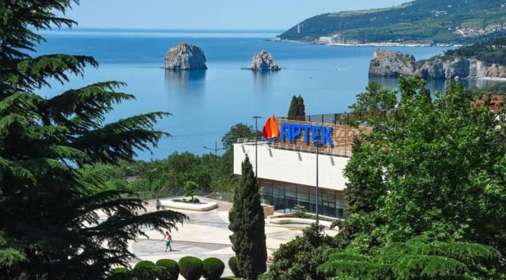 kreml-provodit-tak-nazivaemii-detskii-sammit-mira-v-podsanktsionnom-arteke-tsns