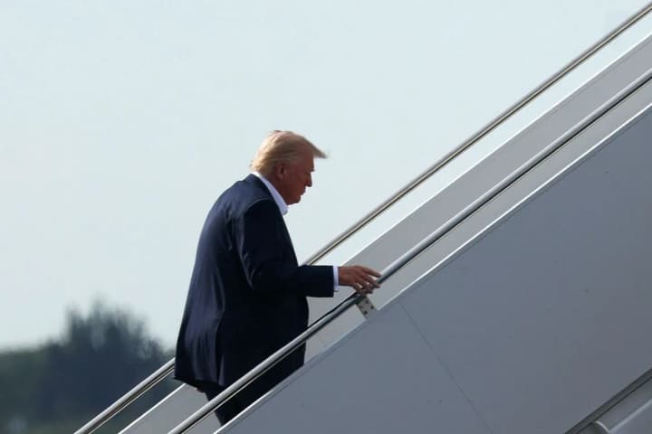 tramp-dostrokovo-pokydaie-samit-g7-bilyi-dim