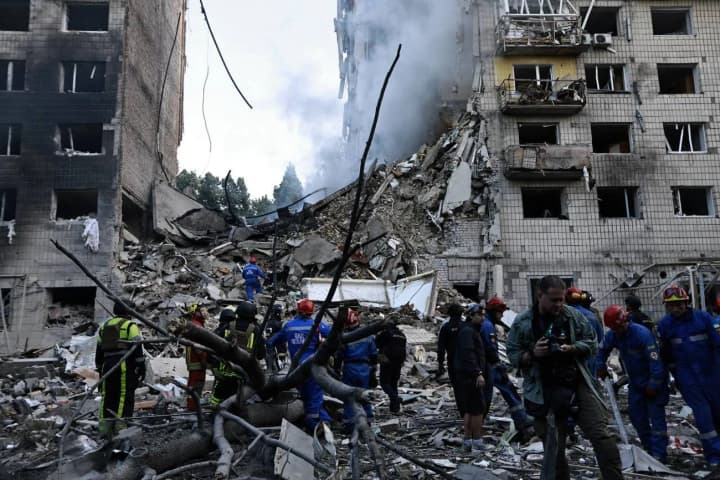 rf-vdaryla-po-kyievu-ta-okolytsiakh-175-dronamy-i-shchonaimenshe-16-raketamy-ye-ruinuvannia-vid-verkhnikh-poverkhiv-do-pidvalu-kmva