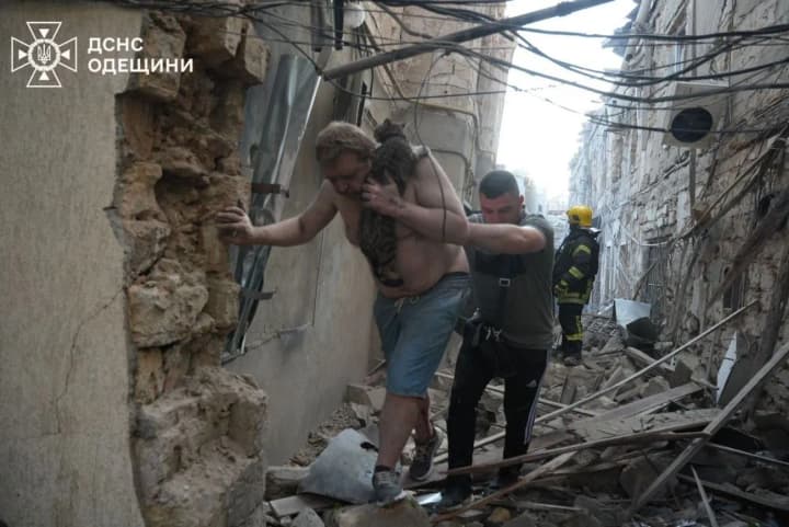 v-odesse-ataka-rf-unesla-zhizni-17-ranenikh-razrusheniya-v-istoricheskom-tsentre