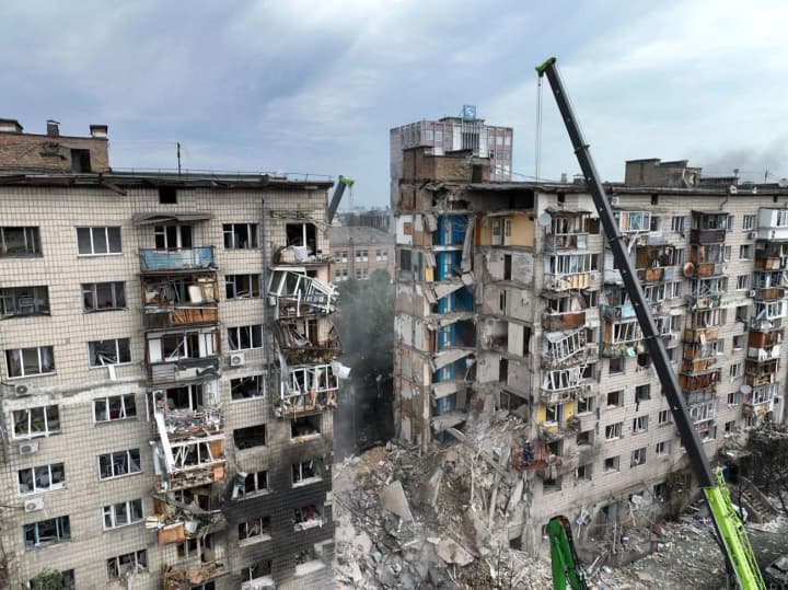 v-kieve-iz-pod-zavalov-povrezhdennoi-raketnim-udarom-rf-devyatietazhki-dostali-telo-cheloveka